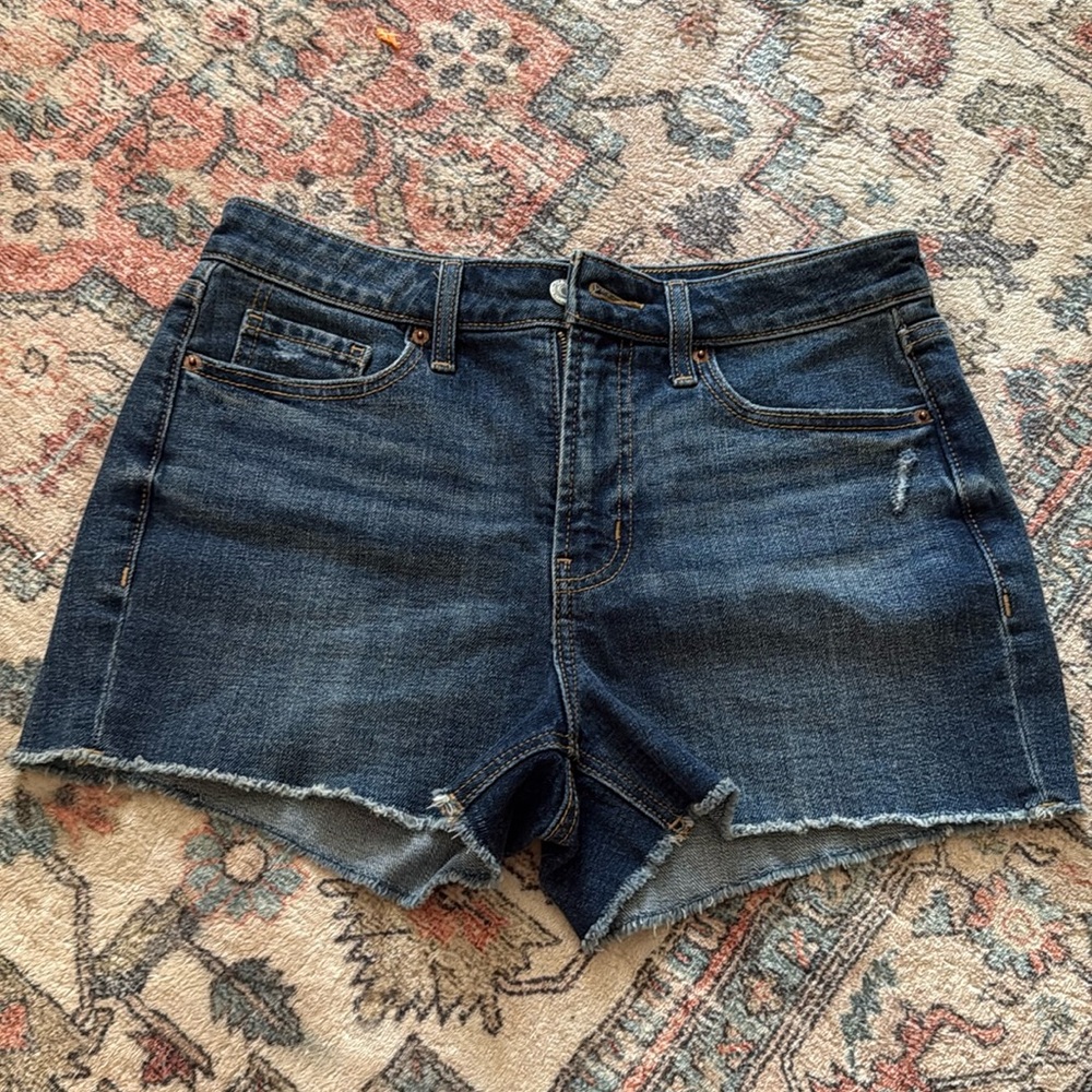 Old navy women’s size 6 denim shorts, almost brand new, in great condition